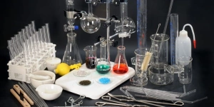 Zestaw szkła laboratoryjnego ze sprzętem uzupełniającym do prowadzenia ćwiczeń i doświadczeń w szkolnej pracowni chemicznej (40 pozycji)